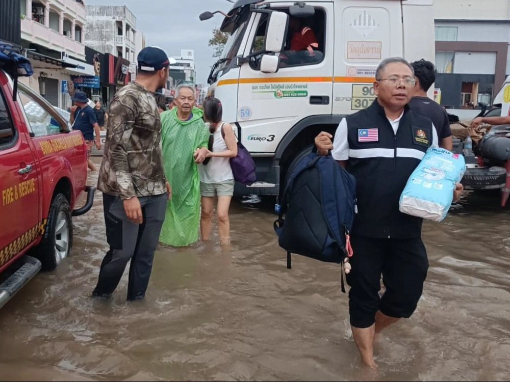 Banjir di wilayah Thailand dan Malaysia. [X Anwar Ibrahim]