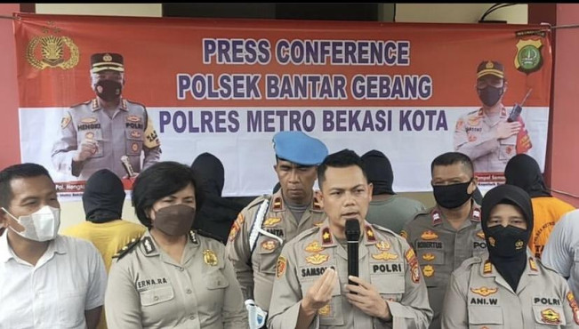 Apes, Pemuda Bersajam ini Gagal Kabur dari Kejaran Polisi Gegara Jalan Licin