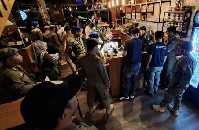 Satpol PP Sita Ratusan Miras di Toko Jamu di Wilayah Tangerang