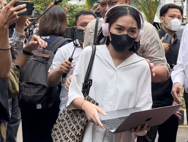 Berpenampilan Mewah, APA Beri Kesaksian pada Persidangan AG
