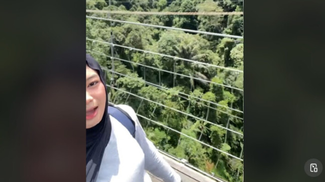 Wanita Ini Viral Usai HP-nya Jatuh dari Jembatan Gantung 121 Meter saat Selfie,  Isi Videonya?