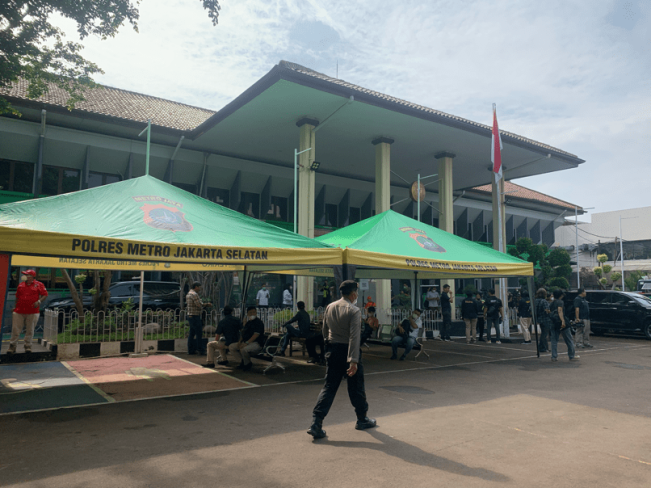 Jelang Sidang Perdana Ferdy Sambo Cs, Sejumlah Karangan Bunga Hiasi PN Jaksel