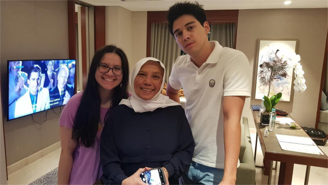 Kumpulan Potret Cantiknya Almarhumah Ibunda Maxime Bouttier Berbalut Kerudung