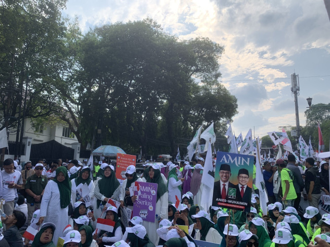 Jelang Pendaftaran Capres, Massa AMIN Padati Jalanan Menteng