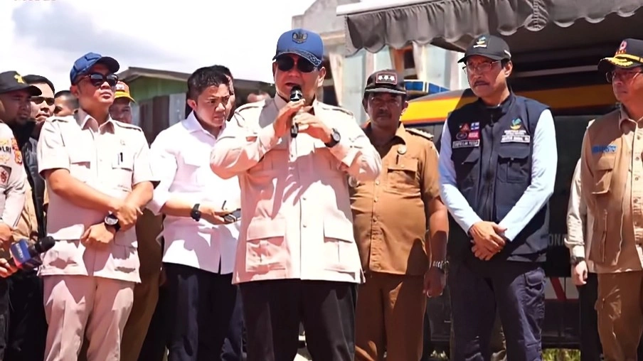 Presiden Prabowo Subianto saat menemui korban banjir. [Youtube]