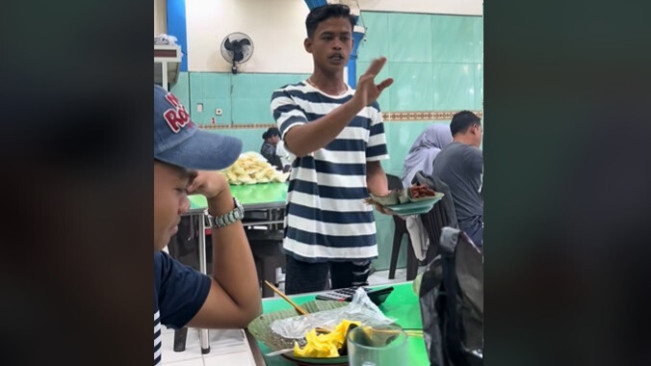 Viral Penjual Sate Padang Hitung Bill Sambil Ngerap, Netizen: Diposting Ulang oleh Eminem