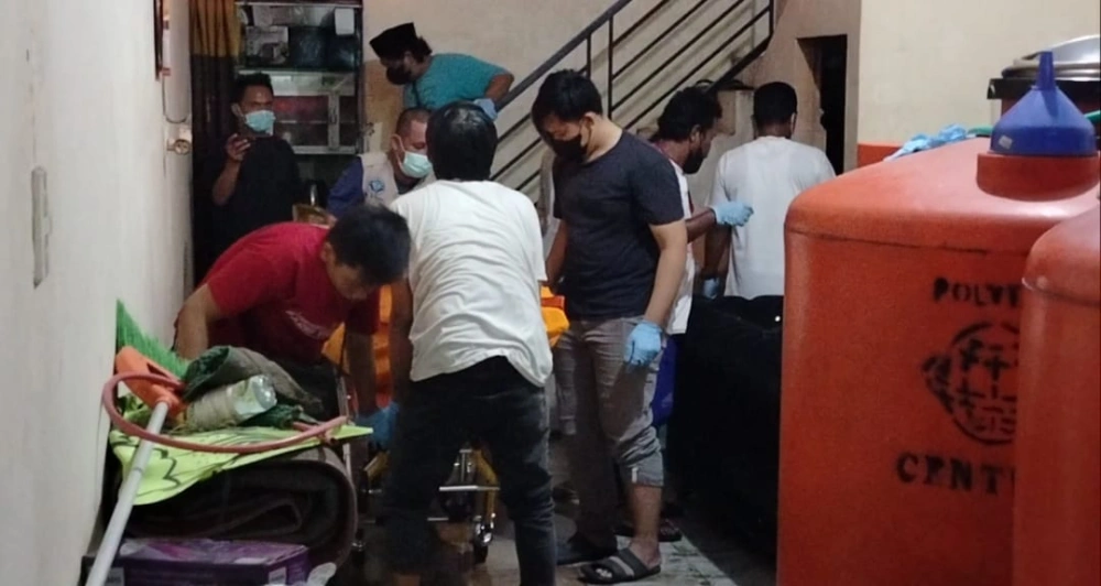 Polisi melakukan olah TKP di lokasi penemuan mayat. [Istimewa]