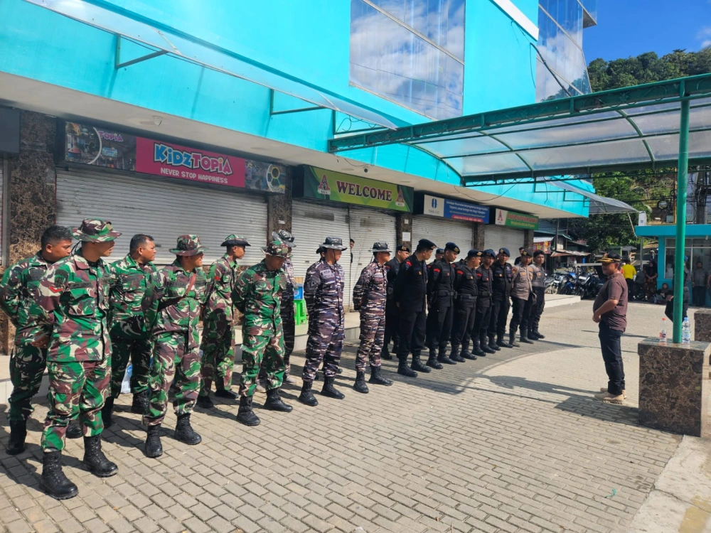 TNI-Polri bersiaga di lokasi pusat perbelanjaan di Sibolga. [Istimewa]