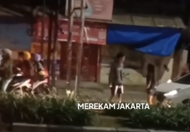 Sopir Angkot Bersama Kekasihnya Jadi Korban Pengeroyokan di Jaksel