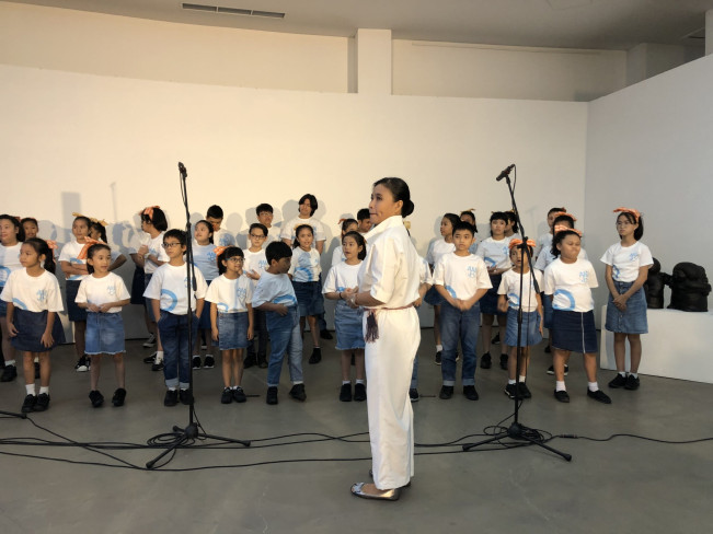 Keceriaan Paduan Suara JPOCC Meriahkan Grand Opening Art Moments Jakarta