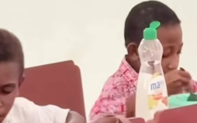 Viral Bocah SD Papua Minum dari Botol Sabun, Warganet Terharu
