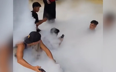 Viral! Jalanan Cikampak Diselimuti Awan Putih, Warga Seolah Bermain di Langit