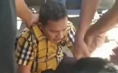 Viral! Video Warga Grebek Pria Diduga Mantan Bupati Dharmasraya Lecehkan Sesama Jenis