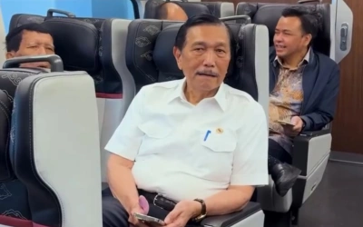 Momen Luhut Pandjaitan Bangga Naik Kereta Cepat Whoosh, Padahal Lagi Polemik