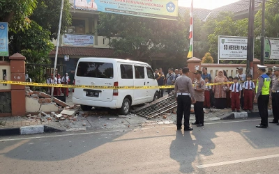 Bahu Retak dan Tak Bisa Jalan, Kondisi Khansa Usai Kecelakaan Mobil MBG