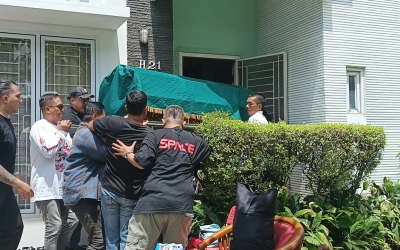 Jenazah Gary Iskak Tiba di Rumah Duka, Isak Tangis Keluarga Pecah