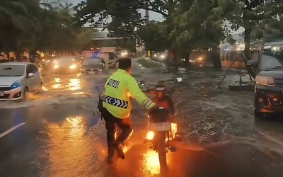 Motor Terbakar di Tengah Hujan di Daan Mogot, Aksi Sigap Polisi Viral: Dorong ke Genangan Air!