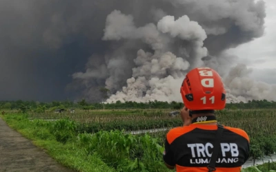 Update Erupsi Semeru: 300 Jiwa Ngungsi, Waspada Potensi Awan Panas, Guguran Lava dan Lahar