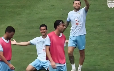 Berkelas! Momen Gol Jarak Jauh Thom Haye Saat Latihan dengan Persib