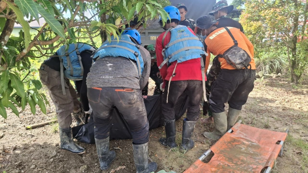 Korban longsor di Humbahas dievakuasi. [Istimewa]