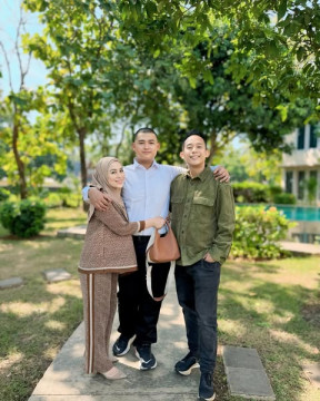 Denny Cagur dan istrinya bersama anak sulung mereka. (Instagram)