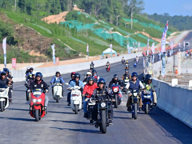 Potret Presiden Jokowi Riding di Jalan IKN Dikawal Raffi Ahmad hingga Gading Marten
