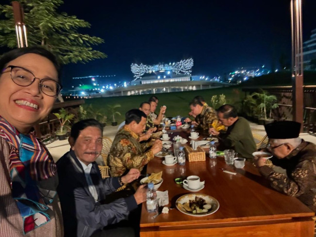 Potret Airlangga Hartarto Makan Malam Bersama Jokowi, Sri Mulyani: Di Bawah Sinar Bulan Sabit