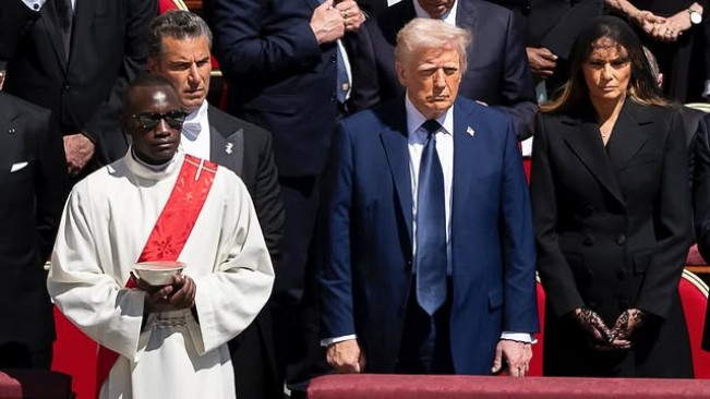 Bikin Ulah Lagi, Donald Trump Upload Foto Editan Berpakaian Paus dengan Jari Terangkat