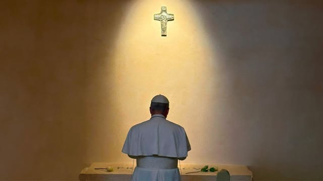 Paus Leo XIV Berziarah ke Makam Pendahulunya Paus Fransiskus di Basilika Santa Maria Maggiore