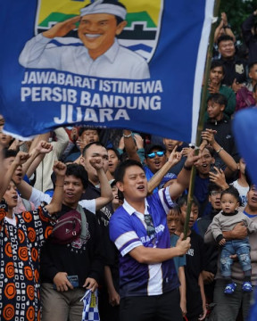 Bobon Santoso bersama Bobotoh. (Instagram @persib)