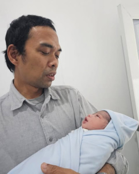 Ustaz Abdul Somad memperkenalkan anak ketiganya. (Instagram @ustadzabdulsomad_official)