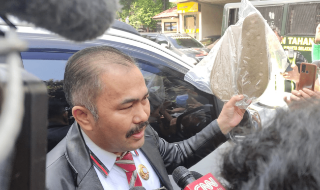 Kamaruddin Bawa Sendal Bercak Darah Brigadir J ke Sidang Ferdy Sambo
