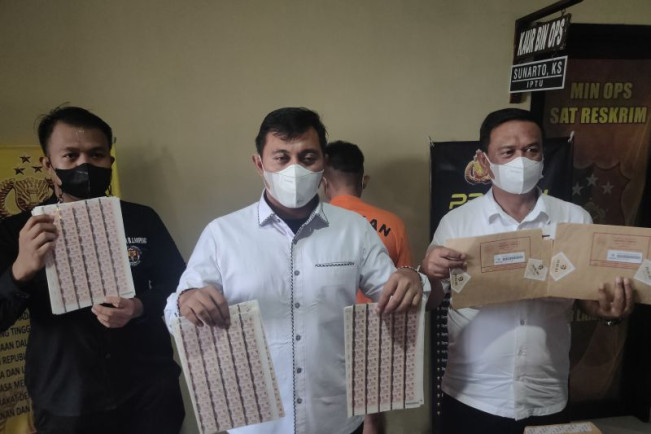 Rugikan Negara, Polisi Ciduk Penadah Materai Curian Milik PT Pos Indonesia