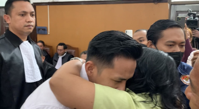 Sebelum Jalani Sidang, Bharada E Berpelukan dengan Orangtua