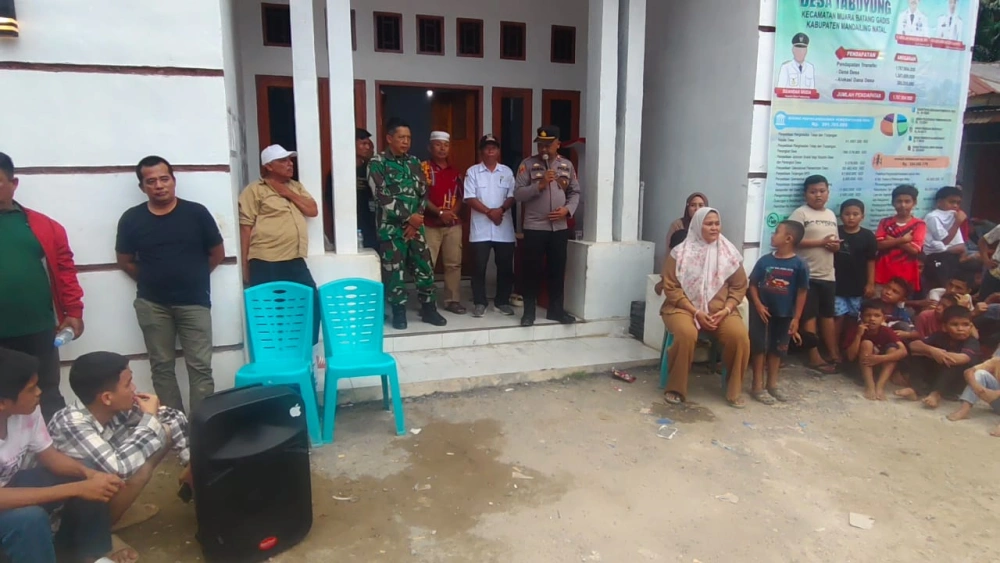 Polisi meredam aksi amuk massa. [Istimewa]