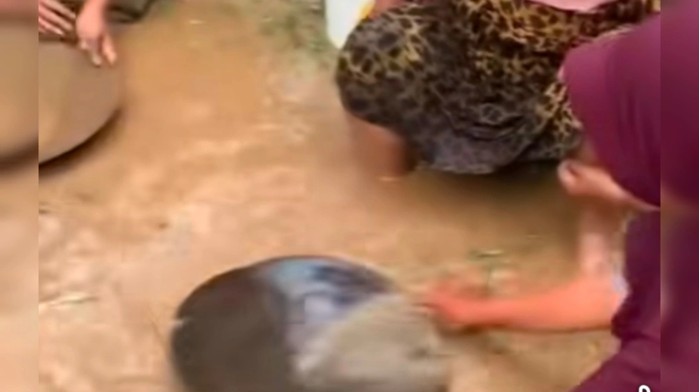 Warga mencari emas usai banjir di Aceh. [Istimewa]