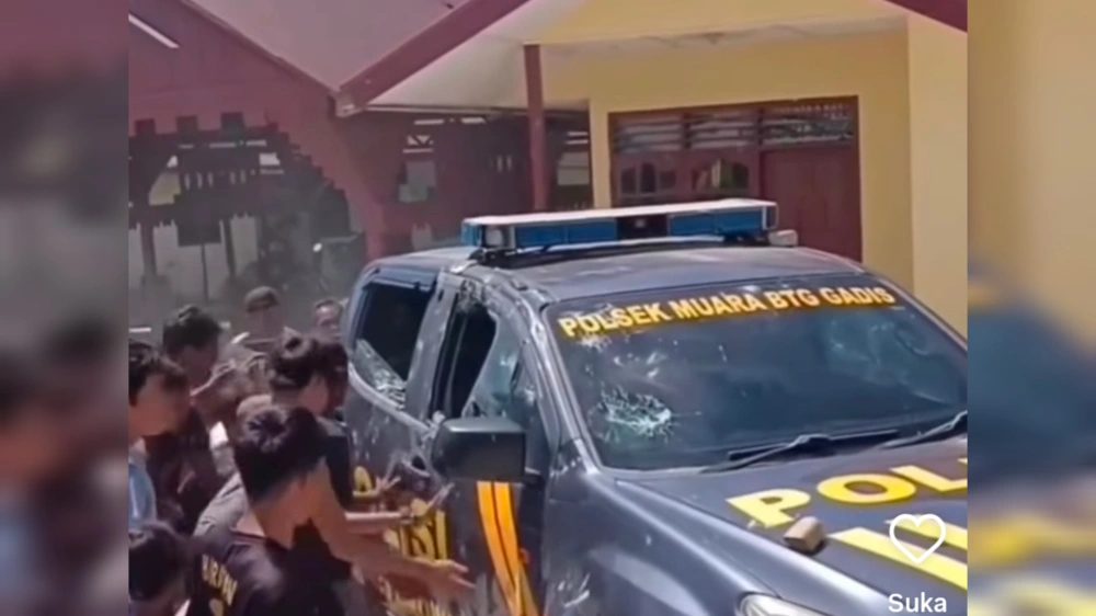 Mobil polisi dirusak warga di Madina. [Istimewa]