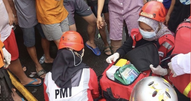 PMI Gelar Cek Darah dan Sediakan Ambulan untuk Korban Kebakaran Simprug
