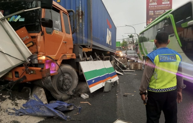Sopir Diduga Ngantuk, Truk Tabrak Pembatas Jalan di Bekasi