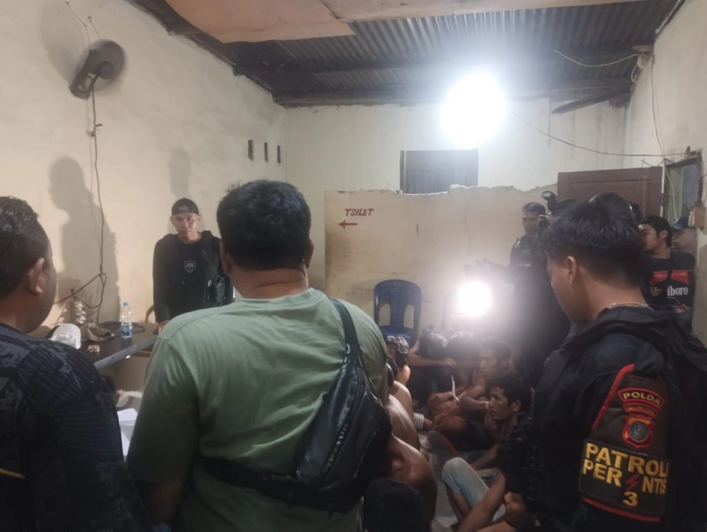 Polisi melakukan penggeledahan di lokasi. [Istimewa]