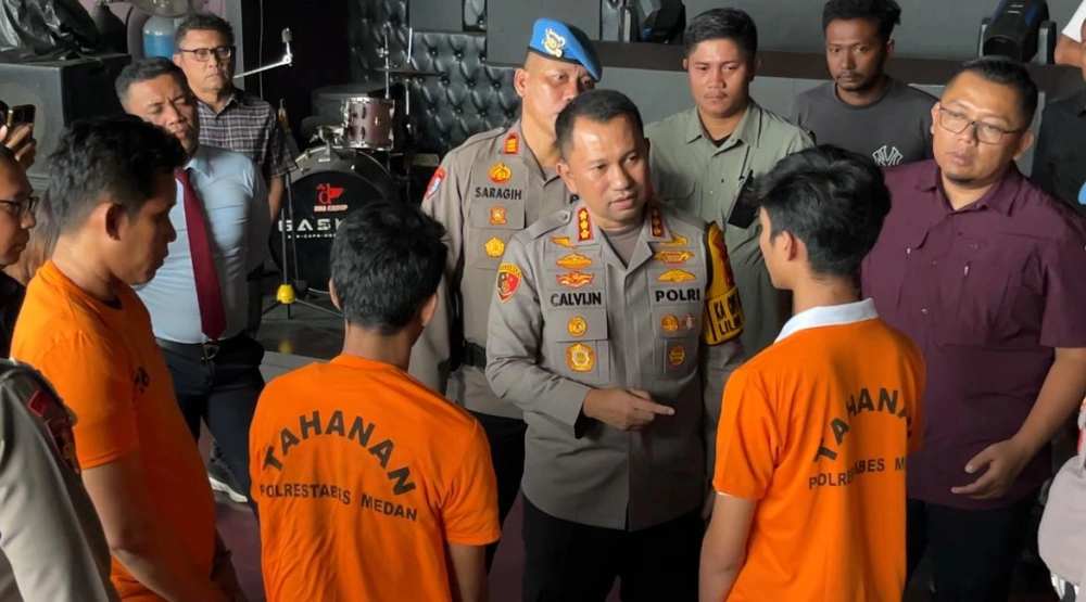 Polisi menanyakan tersangka narkoba di tempat hiburan malam di Medan. [Istimewa]