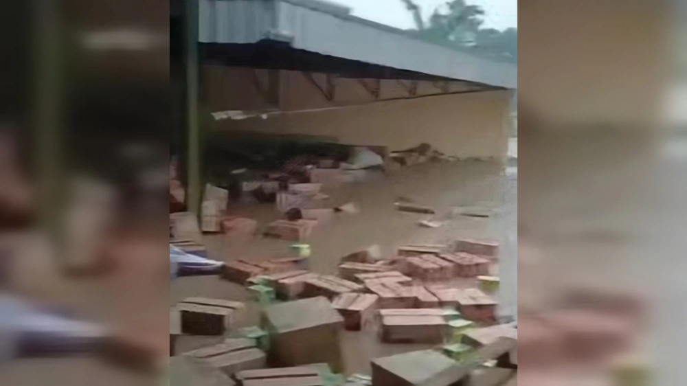 Cirebon Banjir Bandang: Gudang Toserba Jebol, Barang Dijarah