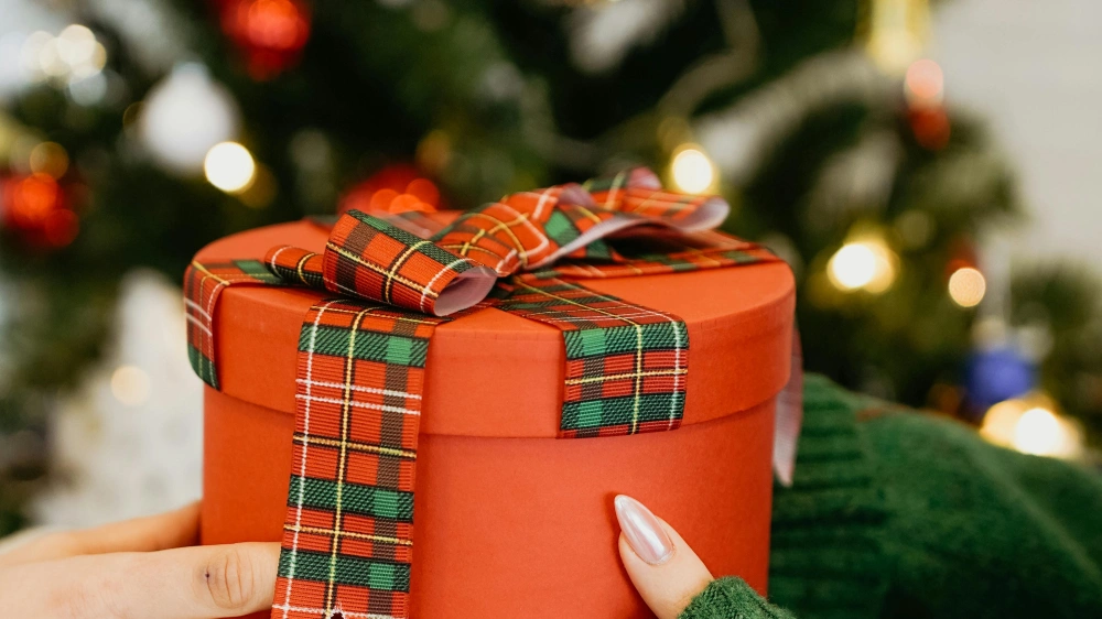 Ilustrasi berbagi hadiah dan ucapan Natal untuk atasan. [Pexels]