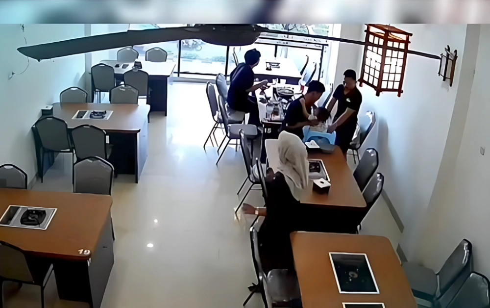 Seorang ibu terlihat makin menjauhi keluarganya di tengah gempa Tarakan. [TikTok]