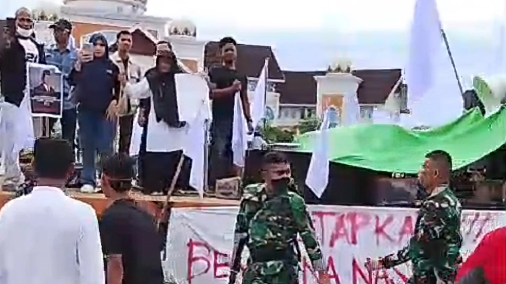 TNI bersenjata laras panjang adang konvoi warga di Aceh. [Tiktok]