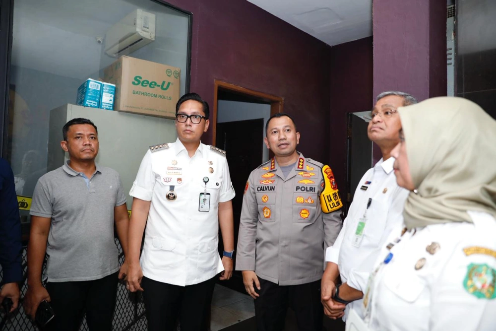 Polisi saat mendatangi De Tonga. [Istimewa]