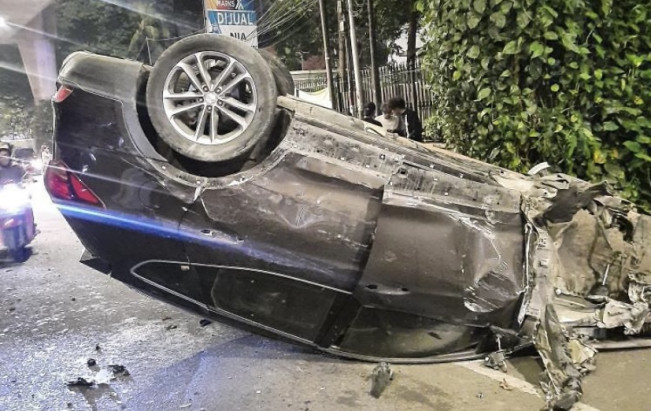 Ngantuk, Pengendara Mobil Tabrak Pohon Hingga Terguling di Jaksel