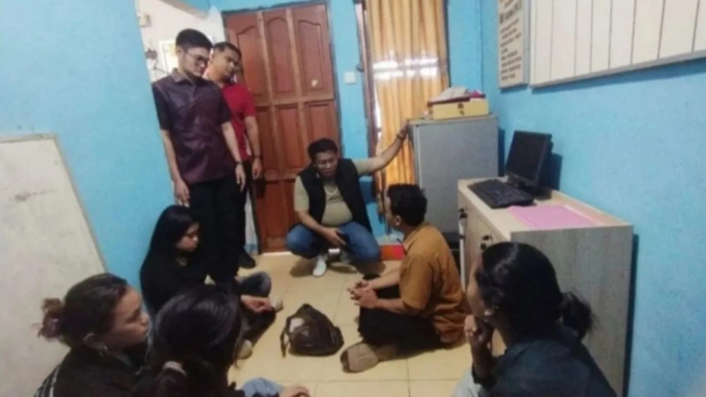 Polisi mengevakuasi korban di Kamboja. [Istimewa]