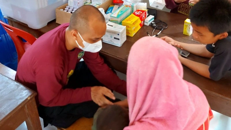 Tim FK UISU memberikan trauma healing ke penyintas bencana banjir di Sibolga. [Ist]