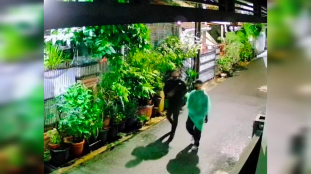 Dua pelaku teror bom molotov di rumah DJ Donny terekam CCTV. [Instagram]